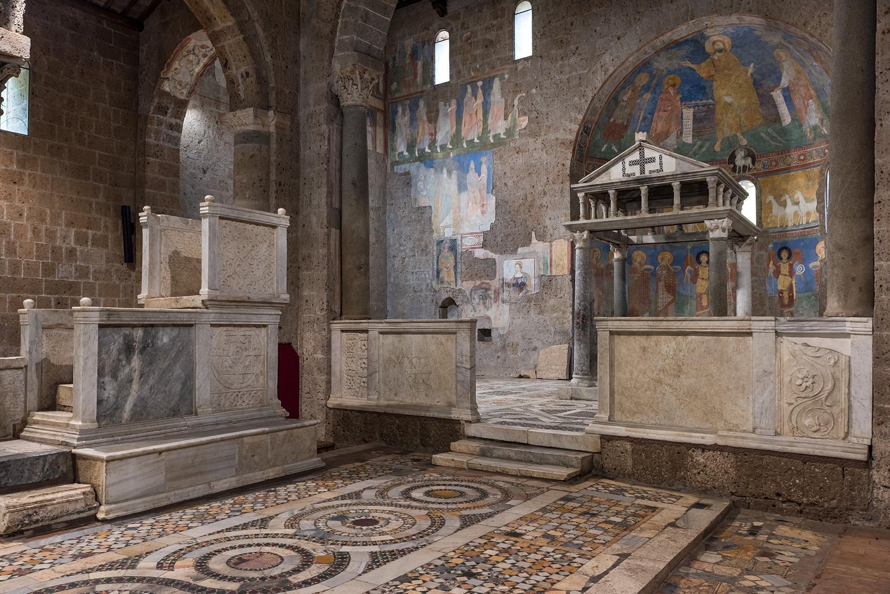 Interno della Basilica di Sant’Elia, con il ciborio e gli affreschi