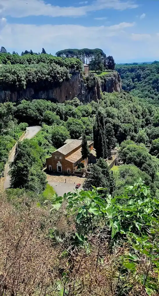 La Basilica immersa nel paesaggio della Valle Suppentonia