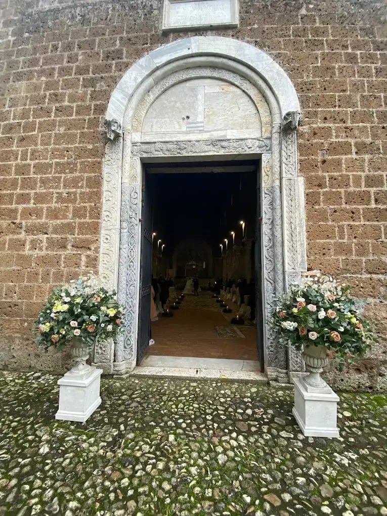 Ingresso romanico della Basilica decorato con fiori