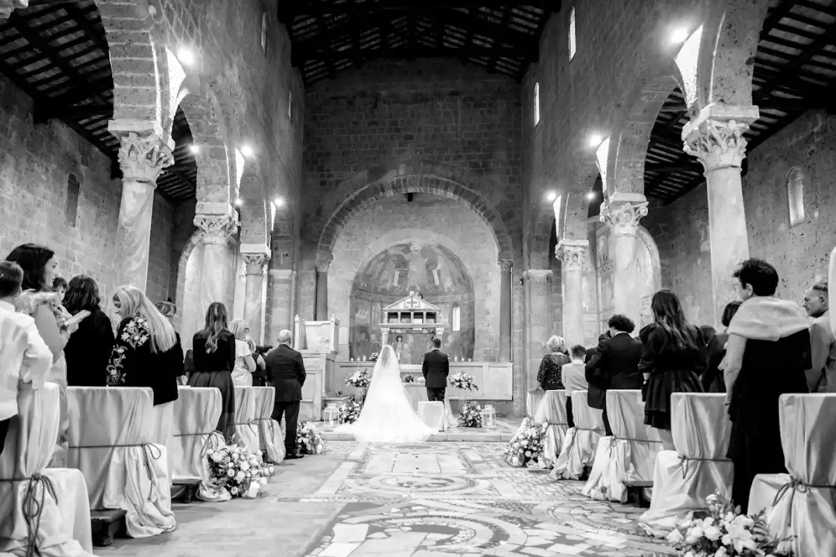 Cerimonia nuziale nella navata della Basilica di Sant'Elia